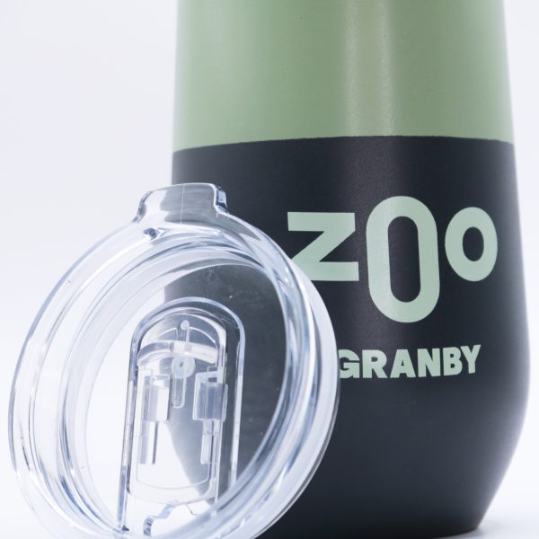 Verre à vin isolée - Zoo de Granby - couleur mat, vert et noir